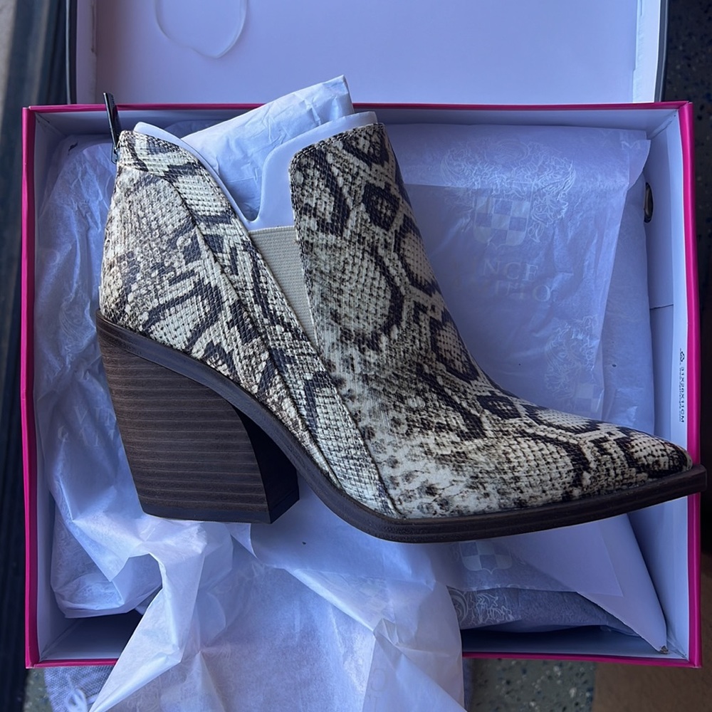 42.Vince CamutoGradina Block Heel Bootie new in the box - Picture 4 of 7